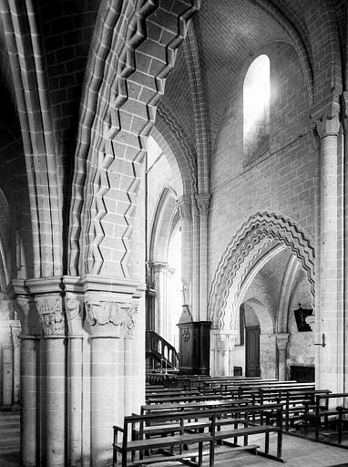 Intérieur, partie de la nef, prise du collatéral nord