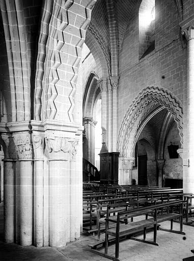 Intérieur, partie de la nef, prise du collatéral nord