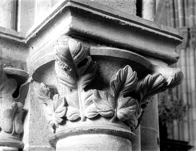 Intérieur, chapiteau à décor feuillagé