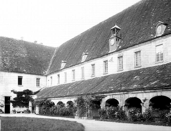 Extérieur, cour du cloître