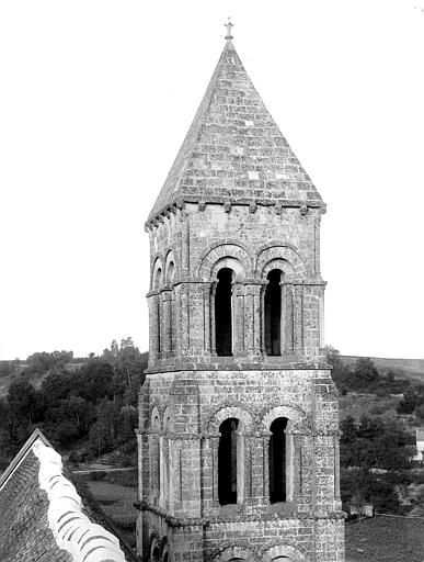 Extérieur, clocher sud de la façade est