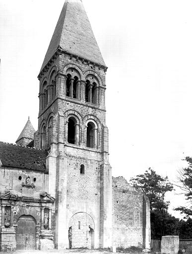 Extérieur, façade ouest et clocher