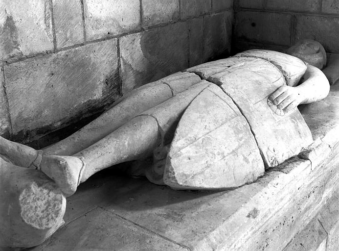 Intérieur, statue tombale de Florent de Hangest