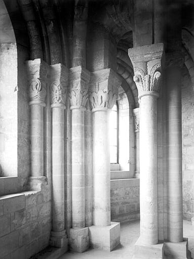 Intérieur, groupe de colonnes et chapiteaux du pourtour du choeur