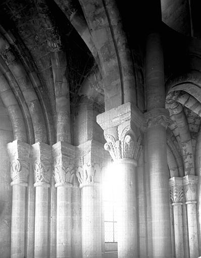 Intérieur, groupe de chapiteaux du pourtour du choeur