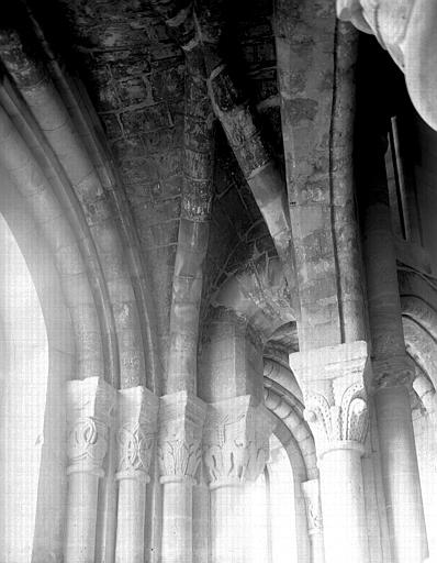 Intérieur, groupe de chapiteaux du pourtour du choeur et départs de voûtes