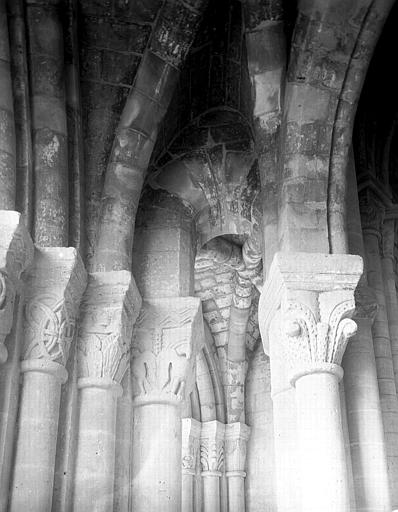 Intérieur, groupe de chapiteaux du pourtour du choeur et départs de voûtes