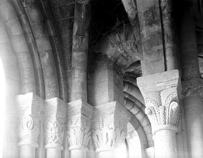 Intérieur, groupe de chapiteaux du pourtour du choeur et départs de voûtes