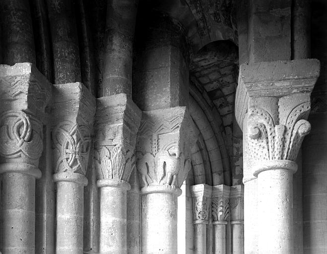 Intérieur, groupe de chapiteaux du pourtour du choeur