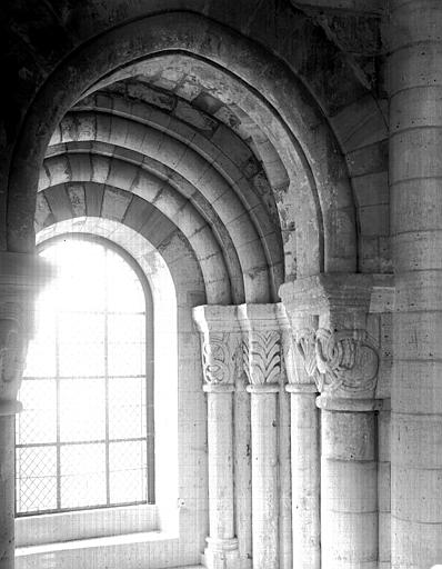 Intérieur, chapiteaux du pourtour du choeur et baie