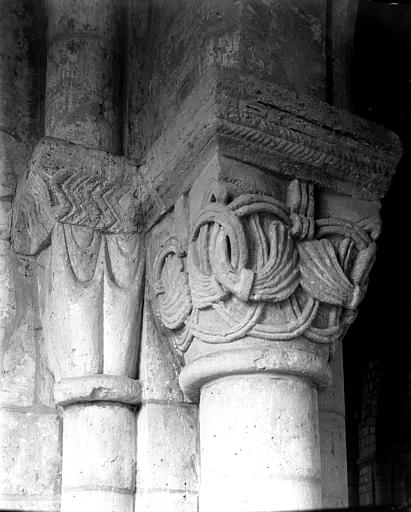 Intérieur, chapiteaux du pourtour du choeur : entrelacs feuillagés