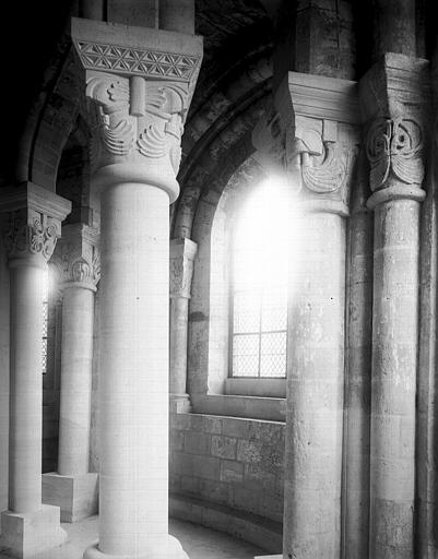 Intérieur, colonnes et chapiteaux du pourtour du choeur : entrelacs feuillagés