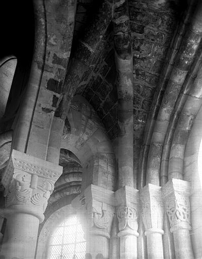 Intérieur, chapiteaux du pourtour du choeur et départs de voûtes