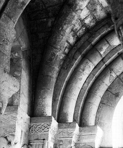 Intérieur, chapiteaux du pourtour du choeur et départs de voûtes