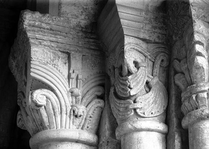 Intérieur, chapiteaux du pourtour du choeur : entrelacs feuillagés