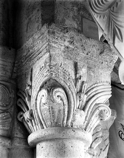 Intérieur, chapiteau du pourtour du choeur : crosses