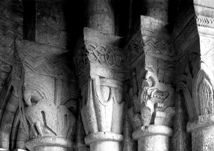 Intérieur, chapiteaux du pourtour du choeur : aigles, décor stylisé, décor feuillagé et cheval