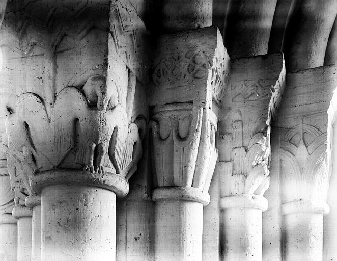 Intérieur, chapiteaux du pourtour du choeur : aigles, décor stylisé, décor feuillagé et cheval