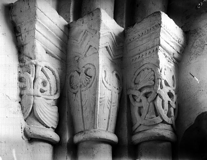 Intérieur, chapiteaux du pourtour du choeur : entrelacs