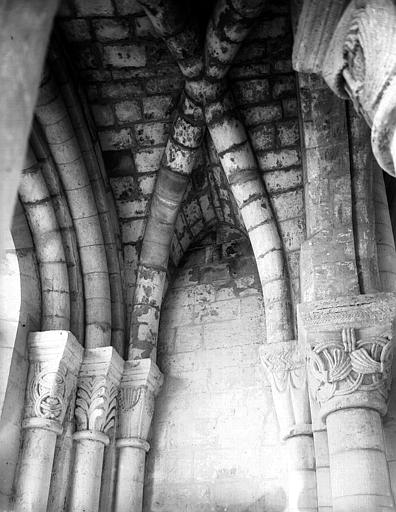 Intérieur, voûtes et chapiteaux du pourtour du choeur