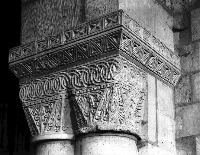 Intérieur, chapiteaux à l'entrée du choeur à décor géométrique