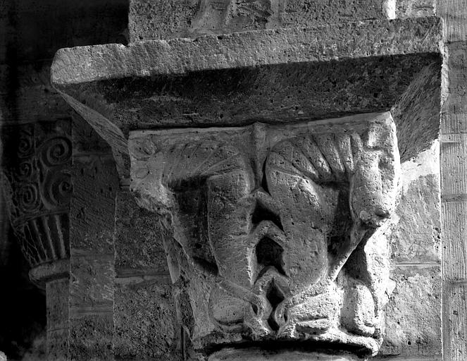 Intérieur, chapiteau du pourtour du choeur : animaux affrontés