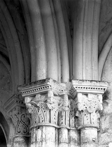 Intérieur, groupe de chapiteaux à l'entrée du choeur