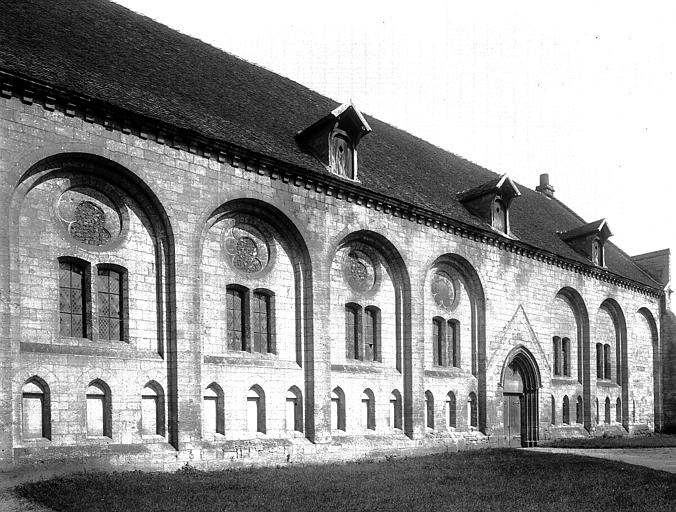 Salle des Morts : façade principale