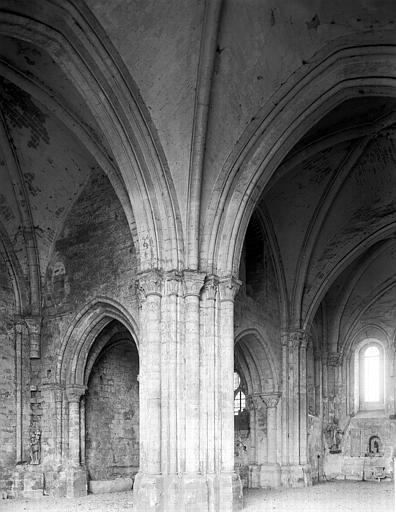 Intérieur, pile nord à l'entrée du choeur