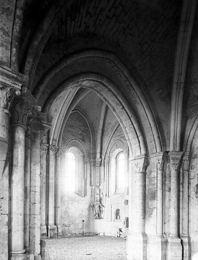 Intérieur, angle nord-est du choeur, vue prise du sud