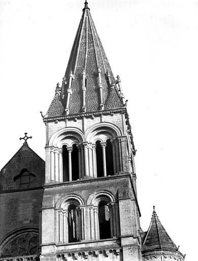 Eglise. Extérieur, clocher, face ouest