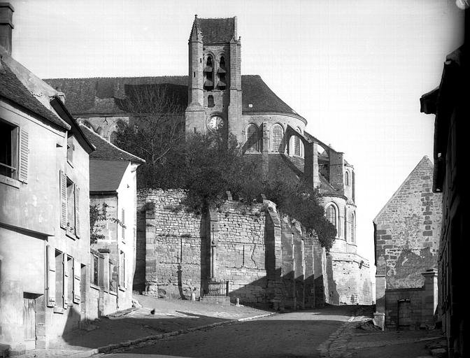 Eglise. Extérieur, abside, clocher au sud