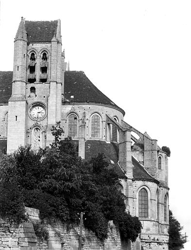 Eglise. Extérieur, abside, clocher au sud