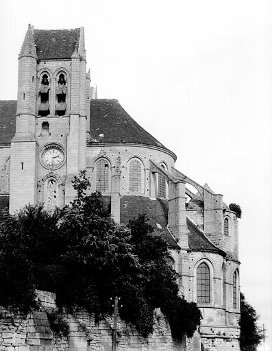 Eglise. Extérieur, abside, clocher au sud