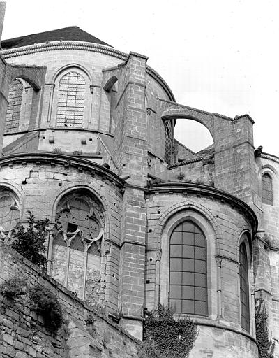 Eglise. Extérieur, partie de l'abside, arcs-boutants