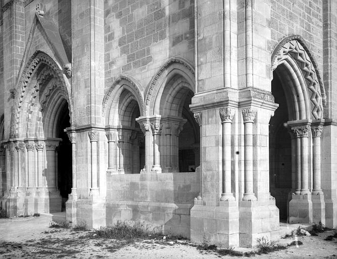 Narthex ou porche de l'église, vue extérieure