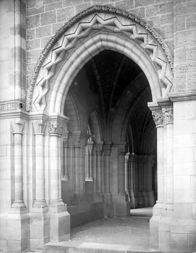 Porche ou narthex de l'église, portail sud