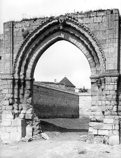 Cloître. Extérieur, ancienne entrée du prieuré sur le parvis