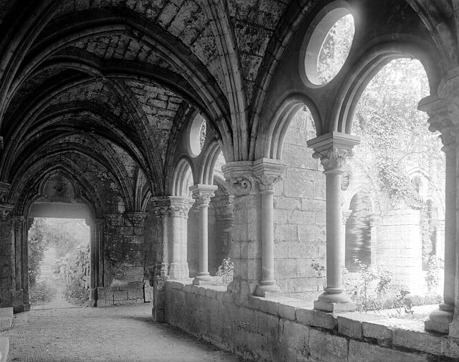 Cloître. Extérieur, intérieur d'une galerie