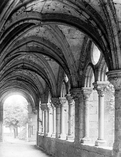 Galerie nord du cloître, vue vers l'est