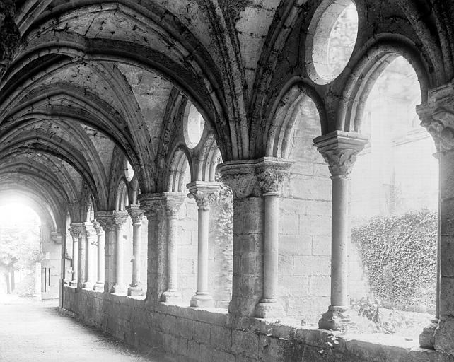 Cloître. Extérieur, intérieur d'une galerie