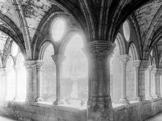 Cloître. Extérieur, intérieur d'une galerie