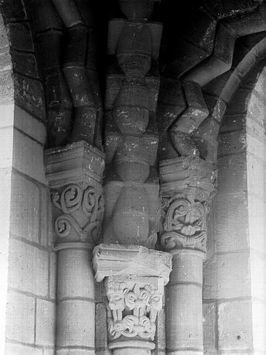 Eglise. Tribune du porche ou narthex, chapiteaux et départ de voûtes : entrelacs feuillagés et têtes d'animaux fabuleux