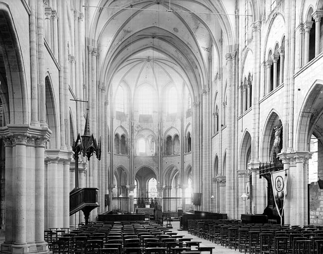 Eglise. Intérieur, nef vers l'est