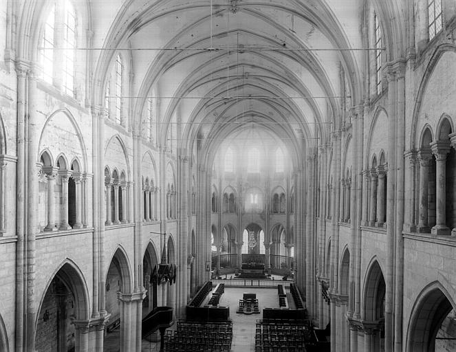 Eglise. Intérieur, nef et choeur : vue plongeante