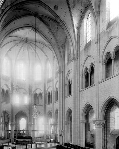 Eglise. Intérieur, choeur au sud-est