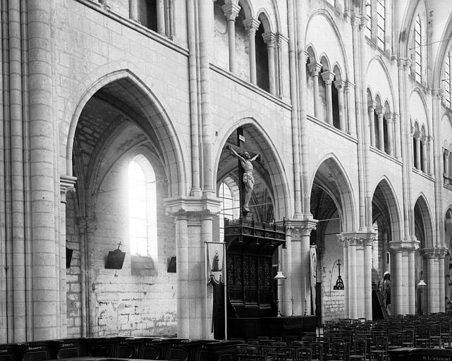 Eglise. Intérieur, élévation de la nef côté sud