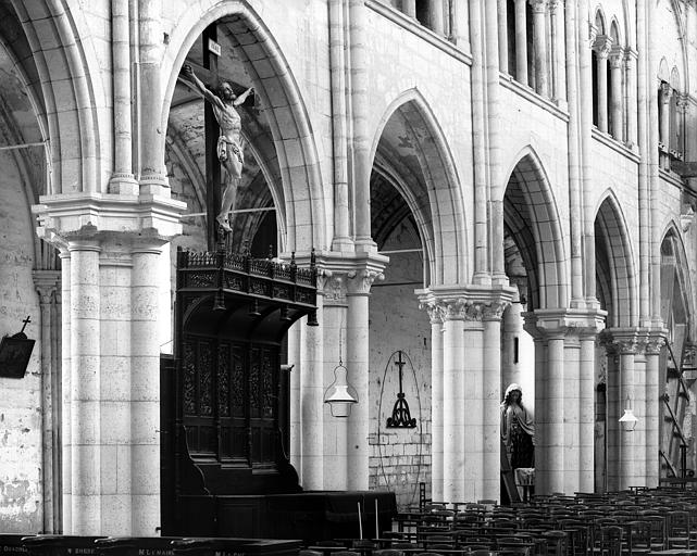 Eglise. Intérieur, travées de la nef, côté sud