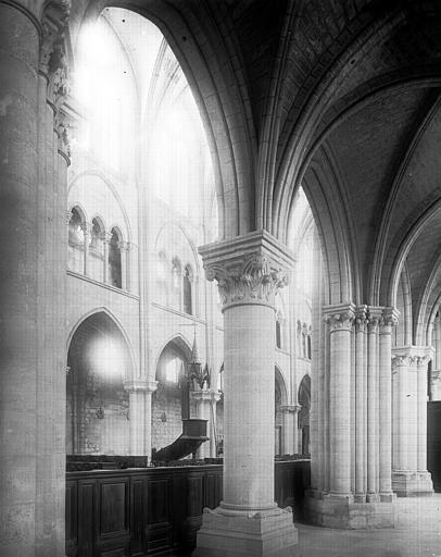 Eglise. Intérieur, nef vue du bas-côté sud