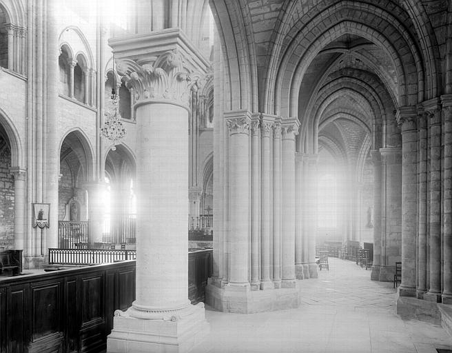 Eglise. Intérieur, déambulatoire côté sud